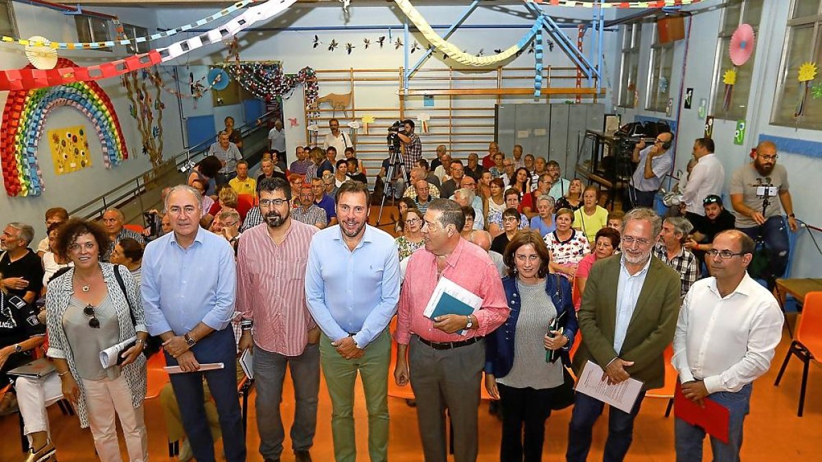 El alcalde de Valladolid, Óscar Puente, y su equipo de Gobierno se reúnen con los vecinos del Barrio Belén.-J.M. LOSTAU