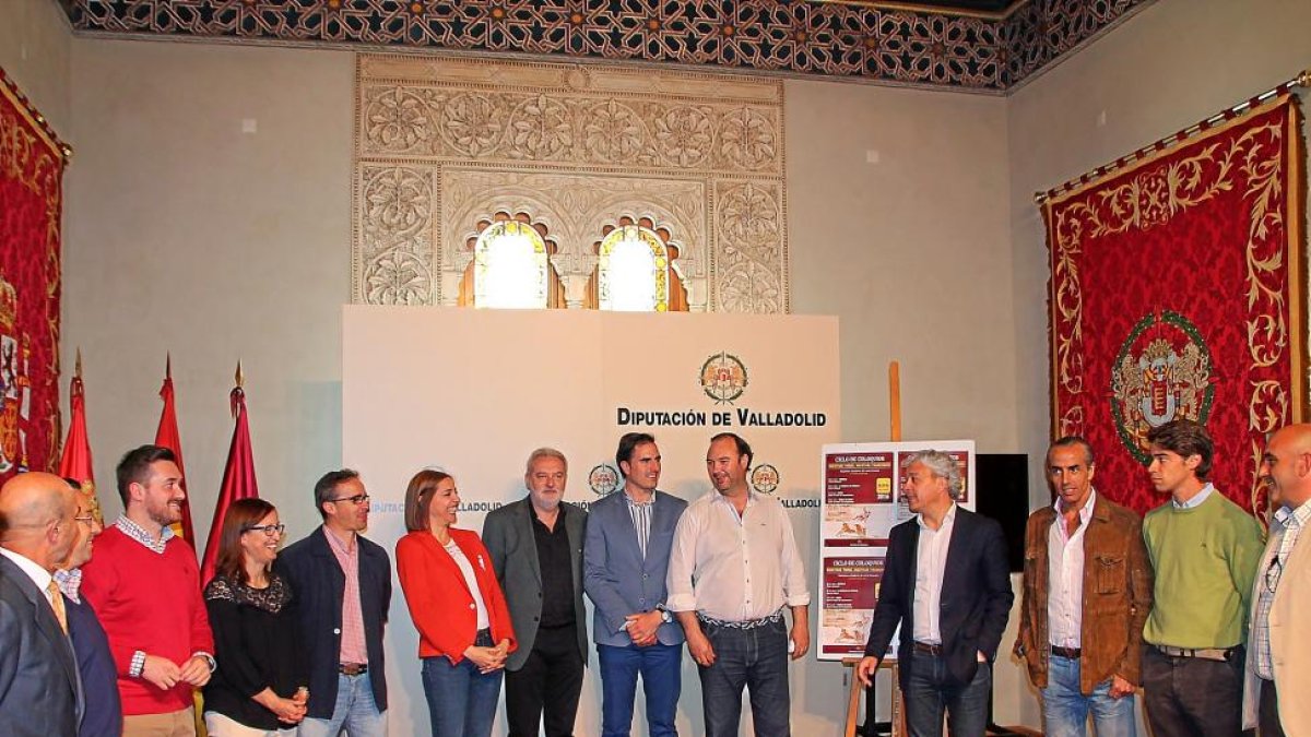 La diputada de Cultura, Inmaculada Toledano, y el crítico César Martín, rodeados de los demás participantes.-E. M.