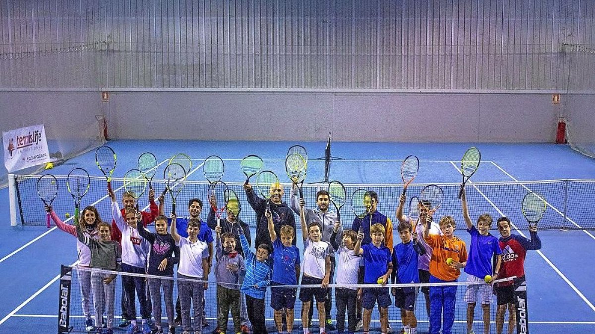 Jugadores y técnicos de la escuela de la Federación posan en las instalaciones de Covaresa.-FETECAL