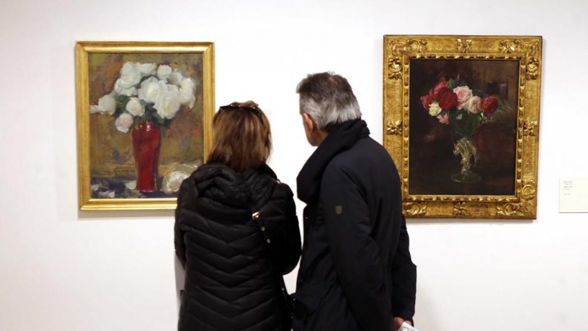 Dos visitantes observan una de las obras de la exposición.-ICAL