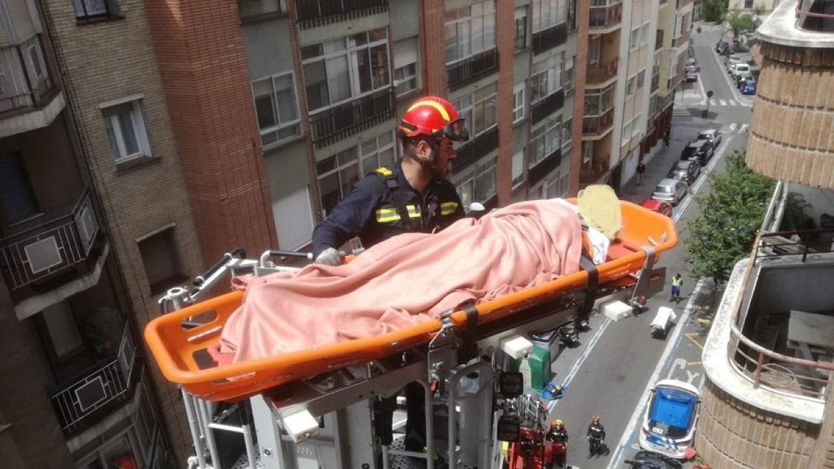 Rescate de la mujer de 85 años-TWITTER BOMBEROS