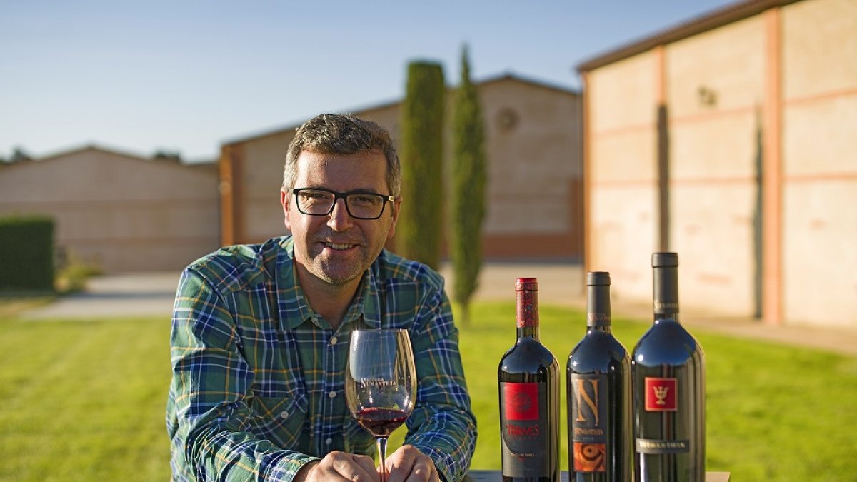 Jesús Jiménez, junto las célebres marcas de la bodega Numanthia, en Valdefinjas. /