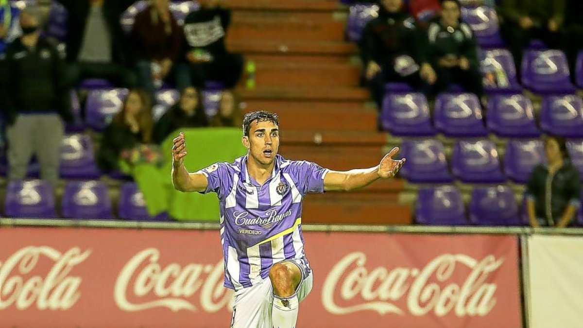 Mata reclama al árbitro auxiliar.-MIGUEL ÁNGEL SANTOS