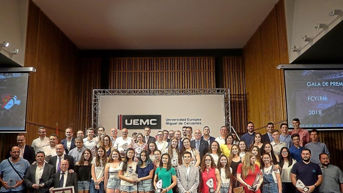 La foto de familia con todos los premiados posando en el escenario de la UEMC.-EL MUNDO