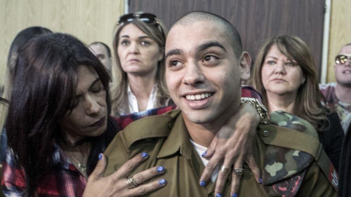 El soldado Elora Azaria abrazado por su madre tras conocerse la sentencia.-JIM HOLLANDER / AP