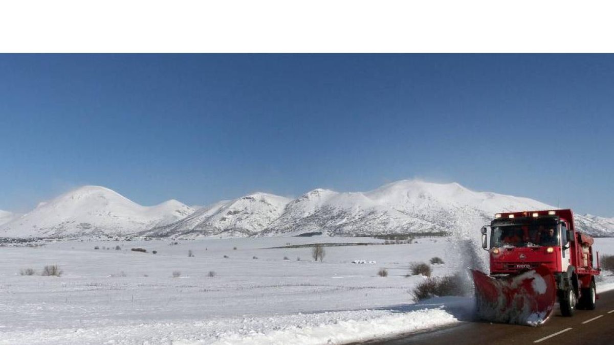 Temporal de nieve en Palencia. En imagen una quitanieves por la P-225, cerca de Cantoral de la Peña(Palencia)-El Mundo