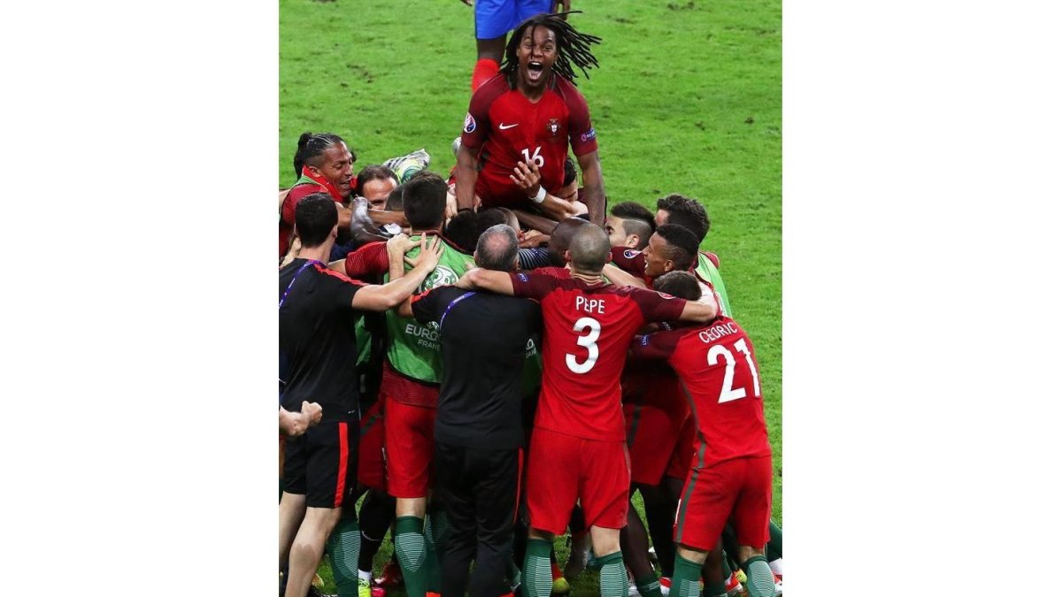 Renato Sanchez por encima de sus compañeros en la celebración del gol.-EFE