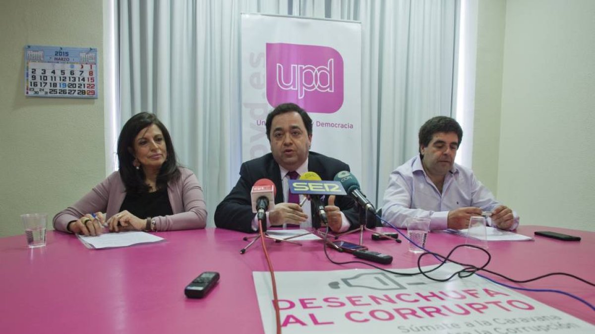 El candidato a la Presidencia de la Junta y coordinador territorial de UPyD, Rafael Delgado con Ana Rosa Pedriza  y Javier Cerrajero-Ical