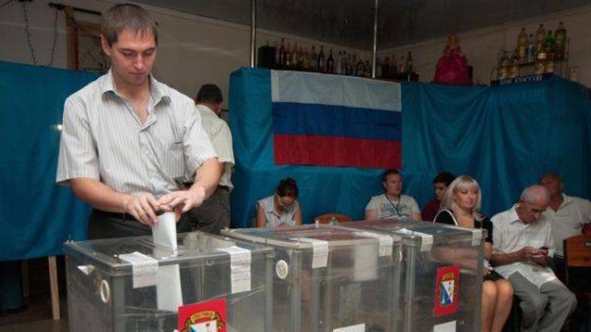 Un responsable de una mesa electoral en Sebastopol.-Foto: AP / ALEXANDER POLEGENKO