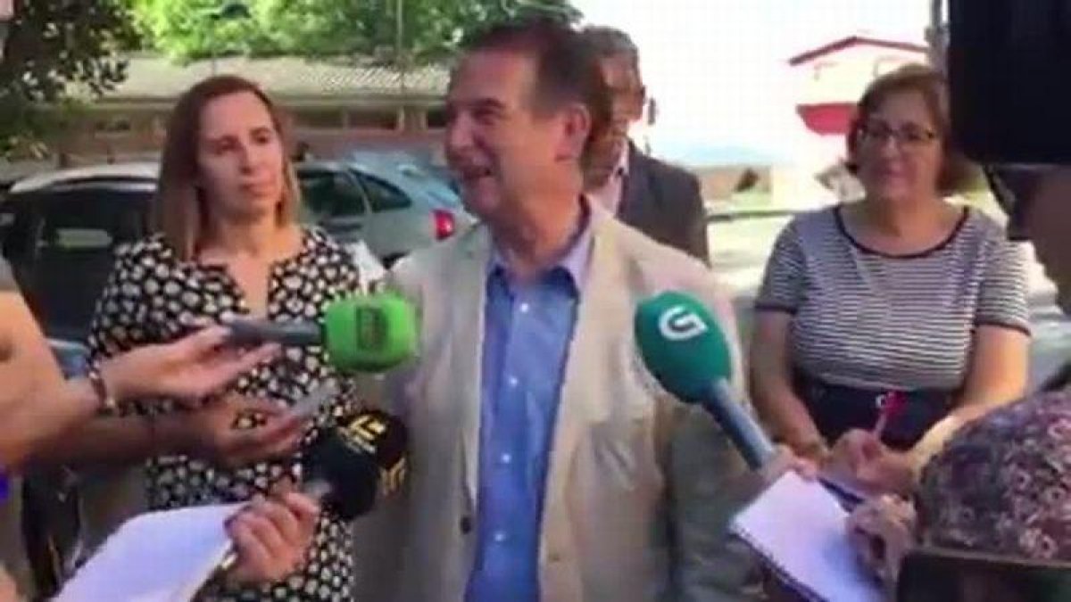 El alcalde de Vigo se viene arriba presentando la iluminación navideña de la ciudad.-EL PERIÓDICO