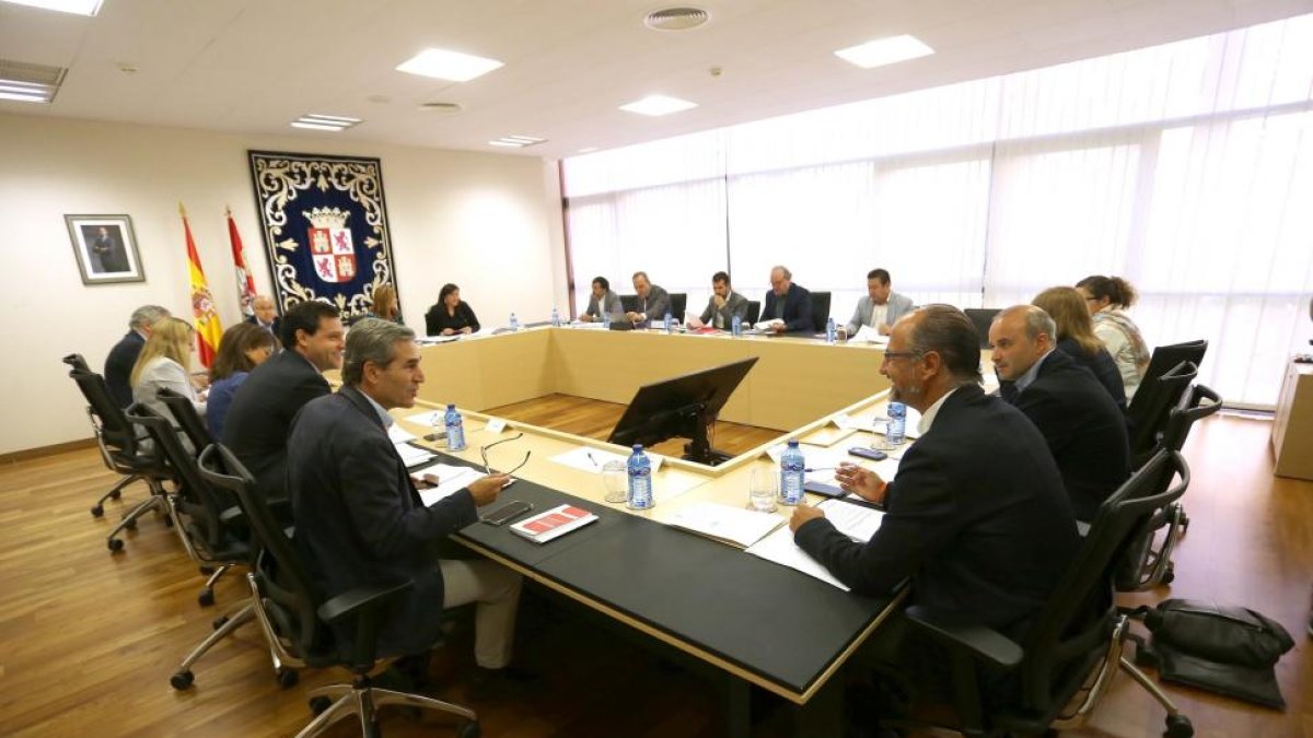 Reunión de la Mesa de las Cortes y de la Junta de Portavoces.-ICAL