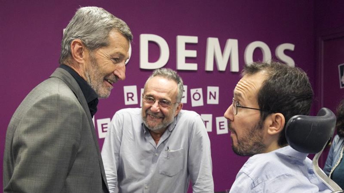 El secretario general de Podemos Aragón, Pablo Echenique (d), durante la reunión que ha mantenido con el exjefe del Estado Mayor (JEMAD) Julio Rodríguez, número 2 en la lista de este partido al Congreso de los Diputados por Zaragoza, y el profesor Pedro A-EFE