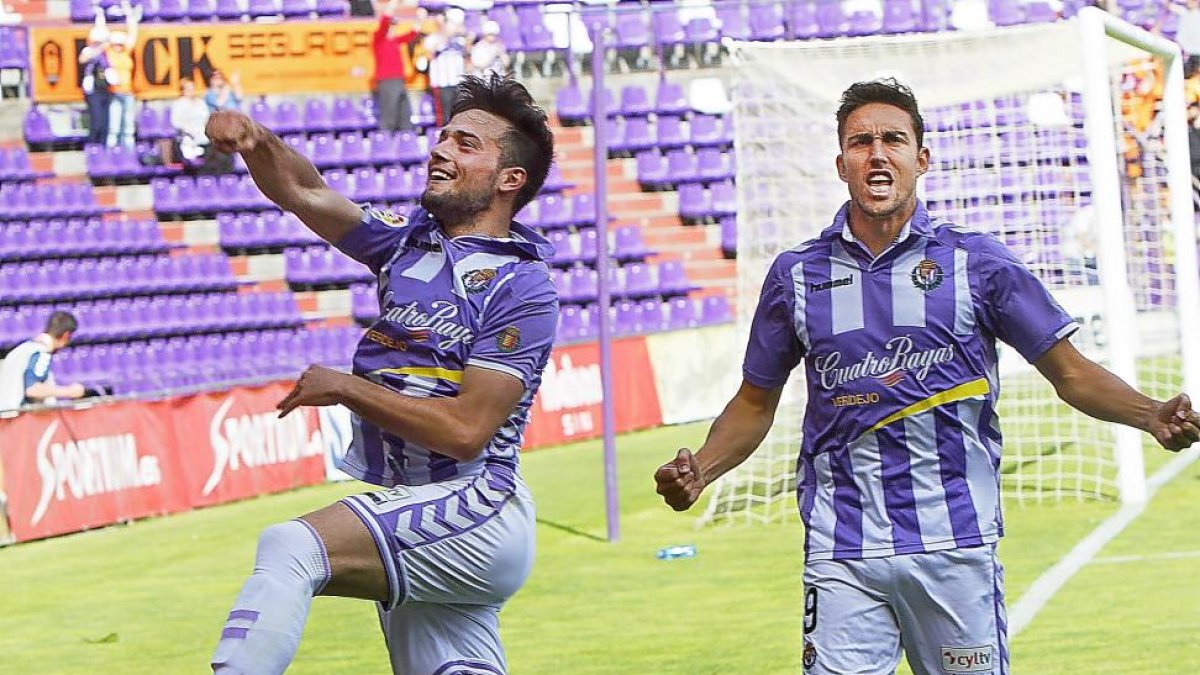 Jose y Mata celebran el gol de la victoria frente al Elche.-J. M. LOSTAU