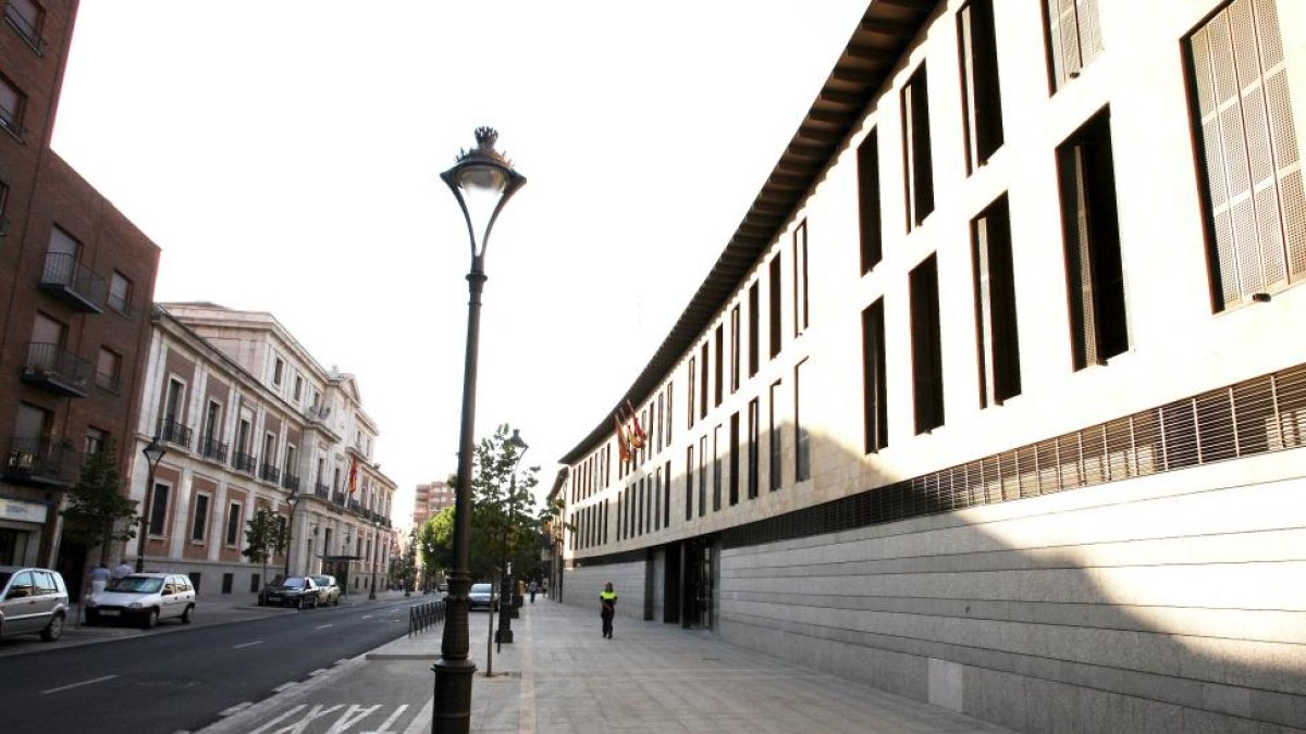 Fachada principal de los Juzgados de Valladolid, donde los padres de la menor prestaron declaración ayer.-J.M. LOSTAU