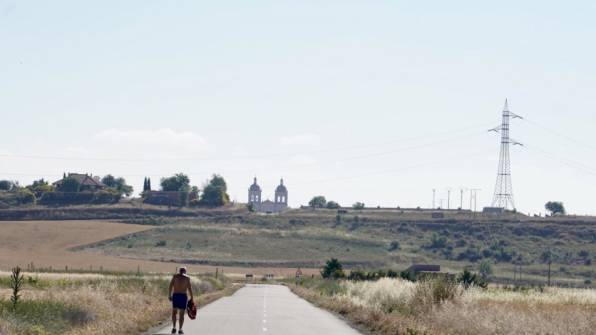 Un señor mayor pasea por los alrededores de Mucientes con Cigales al fondo de la imagen.- ICAL