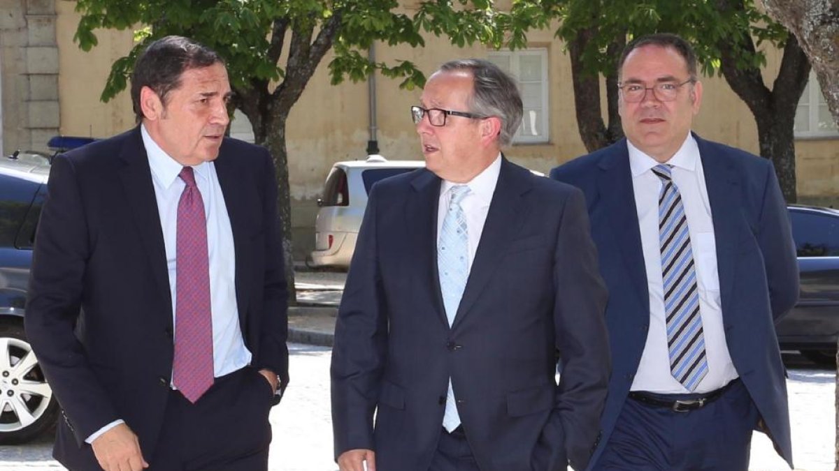 El consejero de Sanidad, Antonio María Sáez, el gerente del hospital de Segovia, José Manuel Vicente, y el delegado territorial de la Junta de Castilla y León, Francisco Javier López, antes del congreso de la Organización Española de Hospitales-ICAL