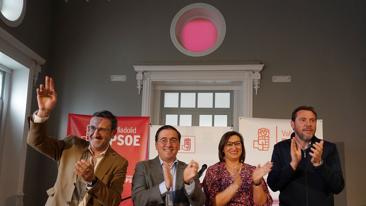 El ministros de Asuntos Exteriores, Unión Europea y Cooperación, José Manuel Albares; el secretario provincias del PSOE, Óscar Puente; y la candidata y senadora Sara Galván.- ICAL