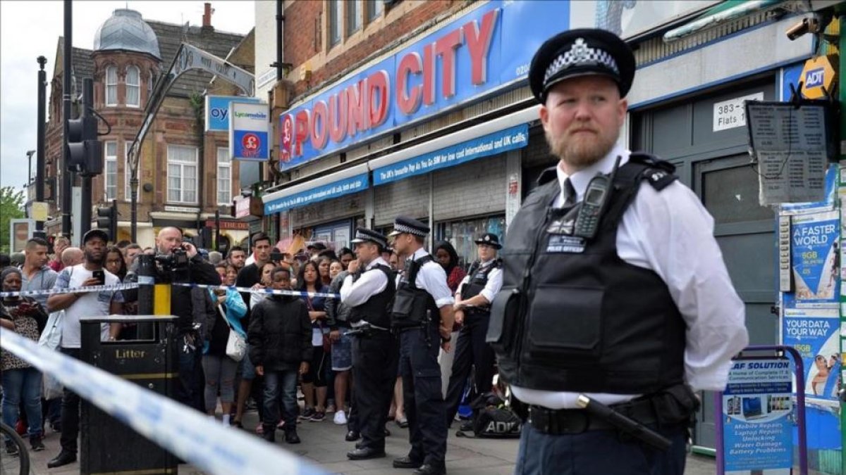 Agentes de policía en una redada en East Ham.-JUSTIN TALLIS