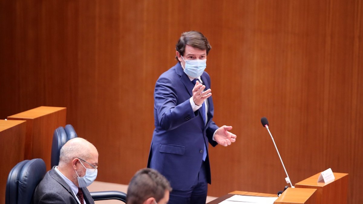 El presidente de la Junta, Alfonso Fernández Mañueco, durante el Pleno de las Cortes de Castilla y León ayer.- ICAL