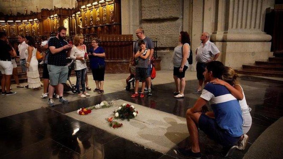 Unos turistas se fotografían ante la tumba de Franco en la basílica del Valle de los Caídos.-JOSÉ LUIS ROCA