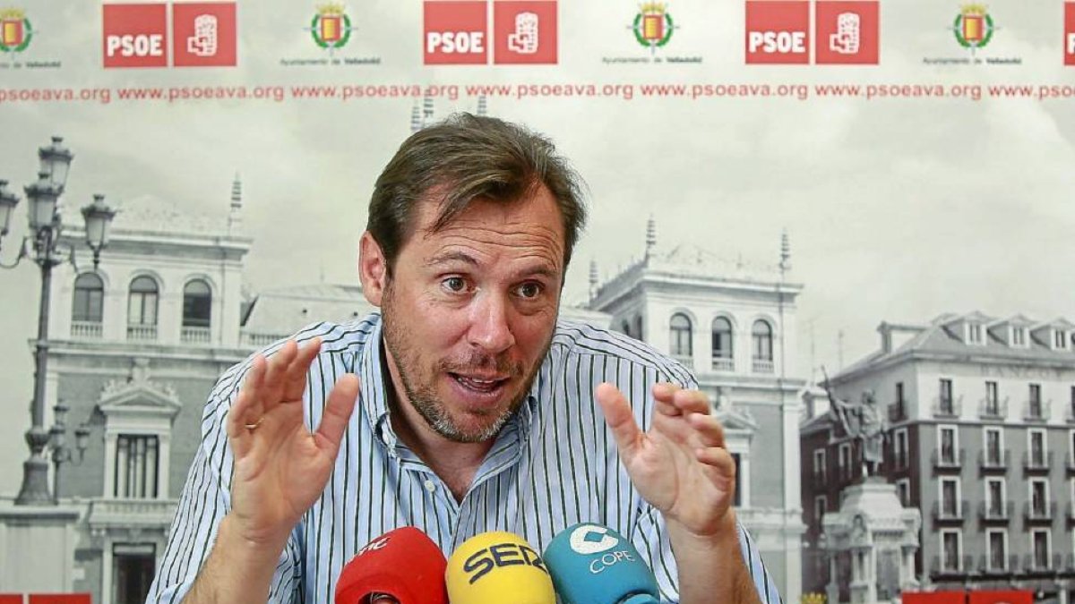 Puente durante la rueda de prensa-J. M. Lostau