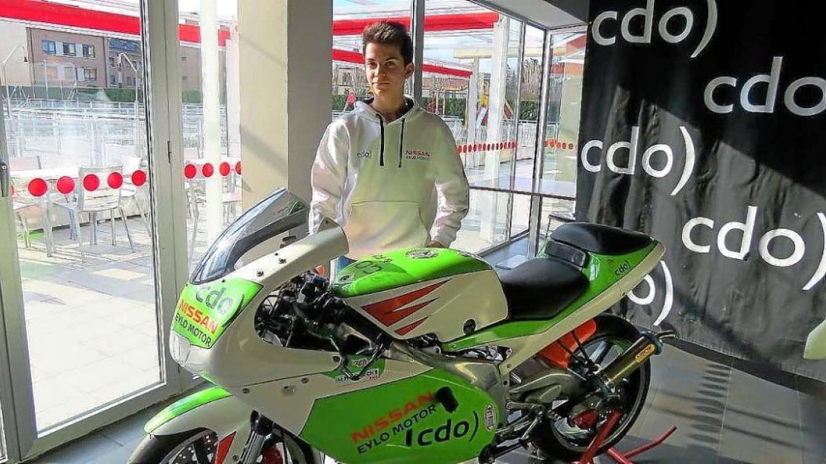 Adrián Gómez, junto a la moto con la que competirá en Aranda de Duero.-EM