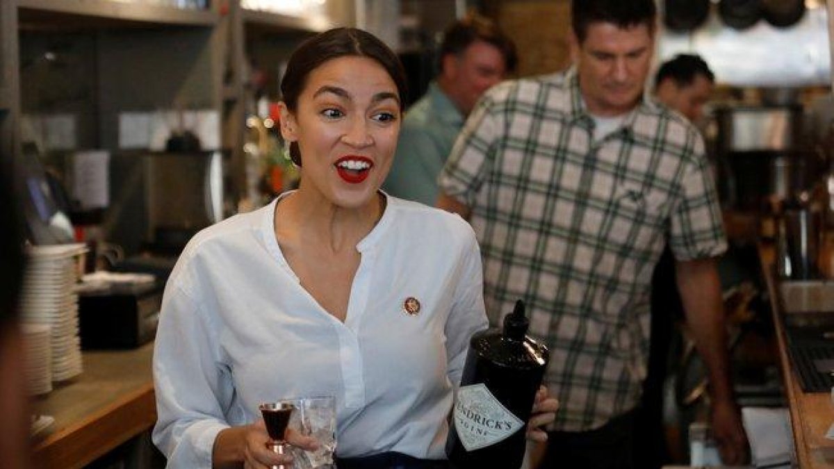La congresista demócrata Alexandria Ocasio-Cortez volvió este viernes a servir copas en un restaurante del barrio de Queens.-AFP