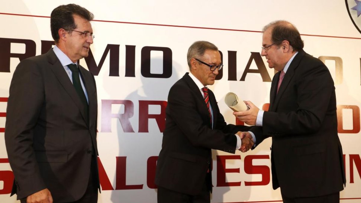 El presidente de la Junta de Castilla y León, Juan Vicente Herrera, entrega el X Premio ‘Diario de León’ al Desarrollo Social y los Valores Humanos al presidente de la Asociaciación Española Contra el Cáncer de León, Serafín de Abajo Olea.-ICAL