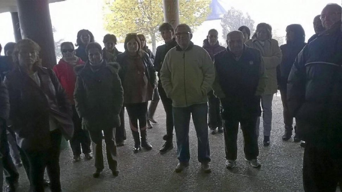Madres y padres de los alumnos del CRA Santa Bárbara en León se encierran en el colegio como protesta.-El Mundo