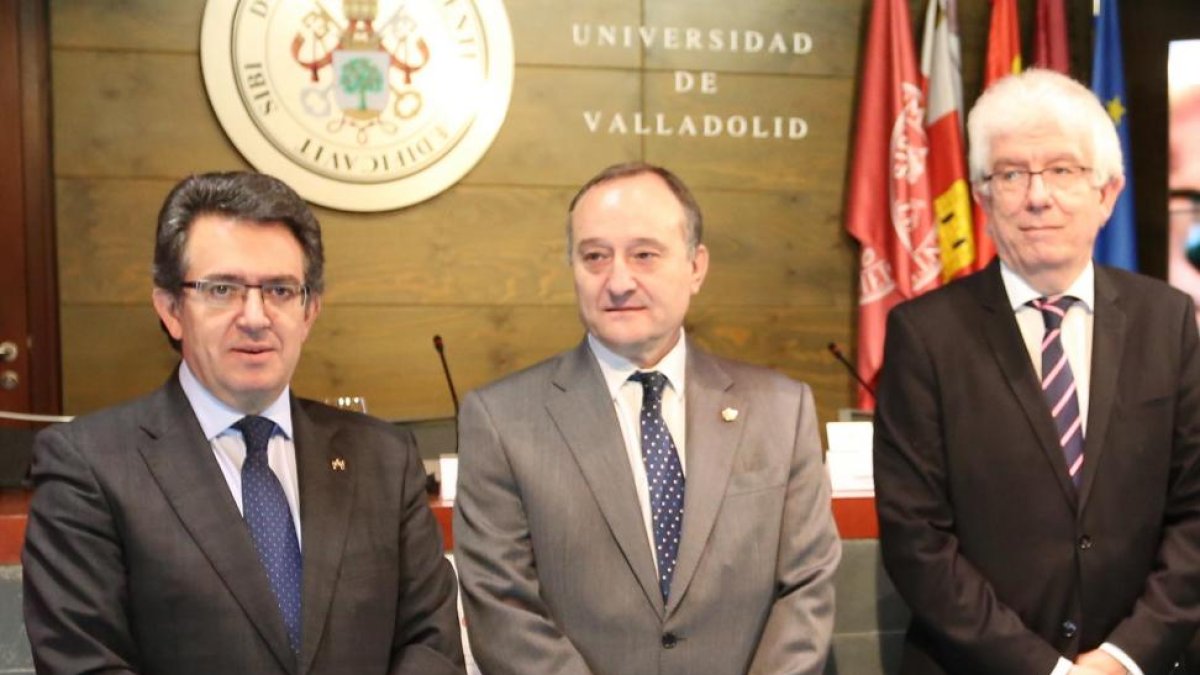 (I a D) Los rectores de las Universidades de León, Valladolid y Burgos, José Ángel Hermida, Daniel Miguel, y Alfonso Murillo, respectivamente, en la presentación del Master en Habilidades para la Gestión del Patrimonio Cultural-ICAL