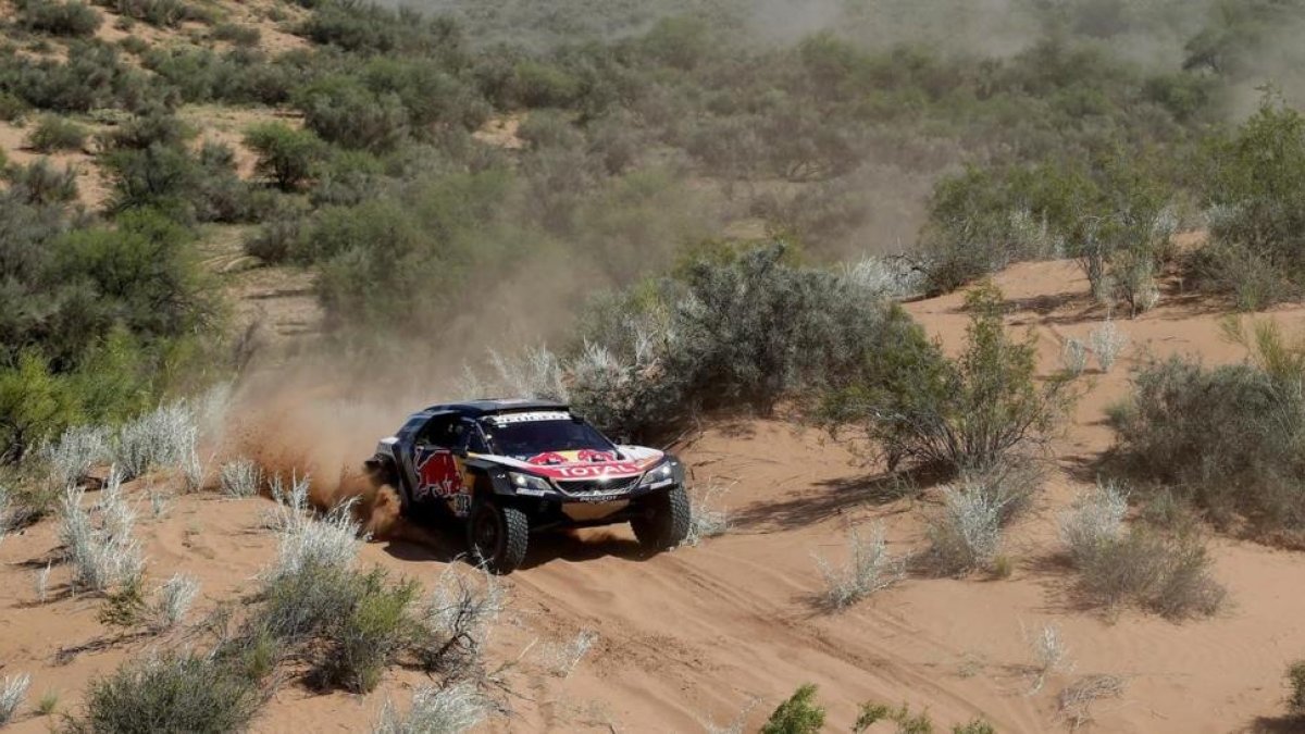 Carlos Sainz, a los mandos de su Peugeot.-REUTERS / ANDRES STAPFF