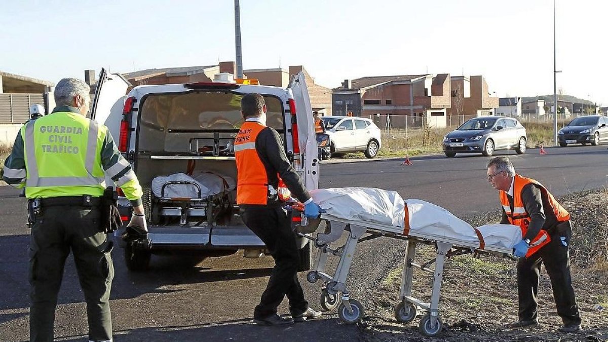 Los camilleros se llevan a las dos personas muertas en 2015 en el accidente de Aldeamayor.-J.M. LOSTAU