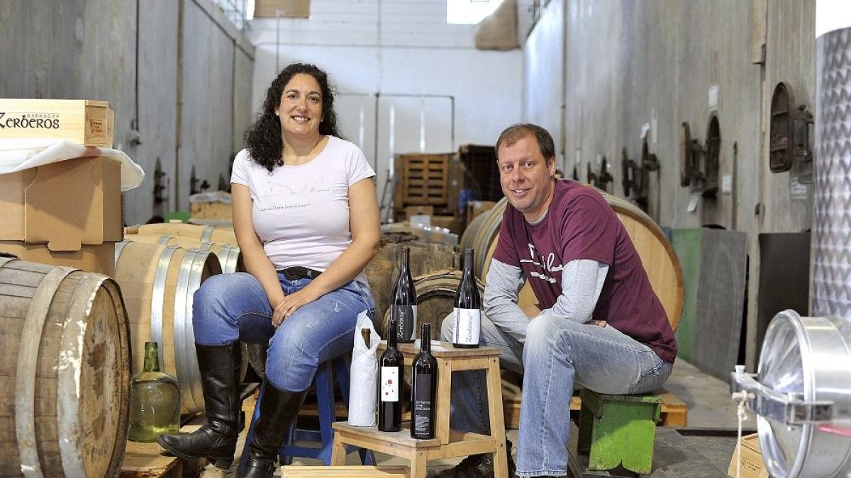 Daniel Ramos y Pepi San Juan en interior de la bodega cooperativa donde elaboran sus vinos de garnacha y albillo real, bajo el amparo de la DO Cebreros, en El Tiemblo.-