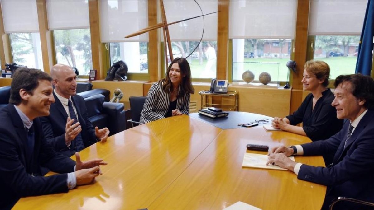 Encuentro en el CSD entre José Ramón Lete (derecha) y Luis Rubiales.-EL PERIÓDICO