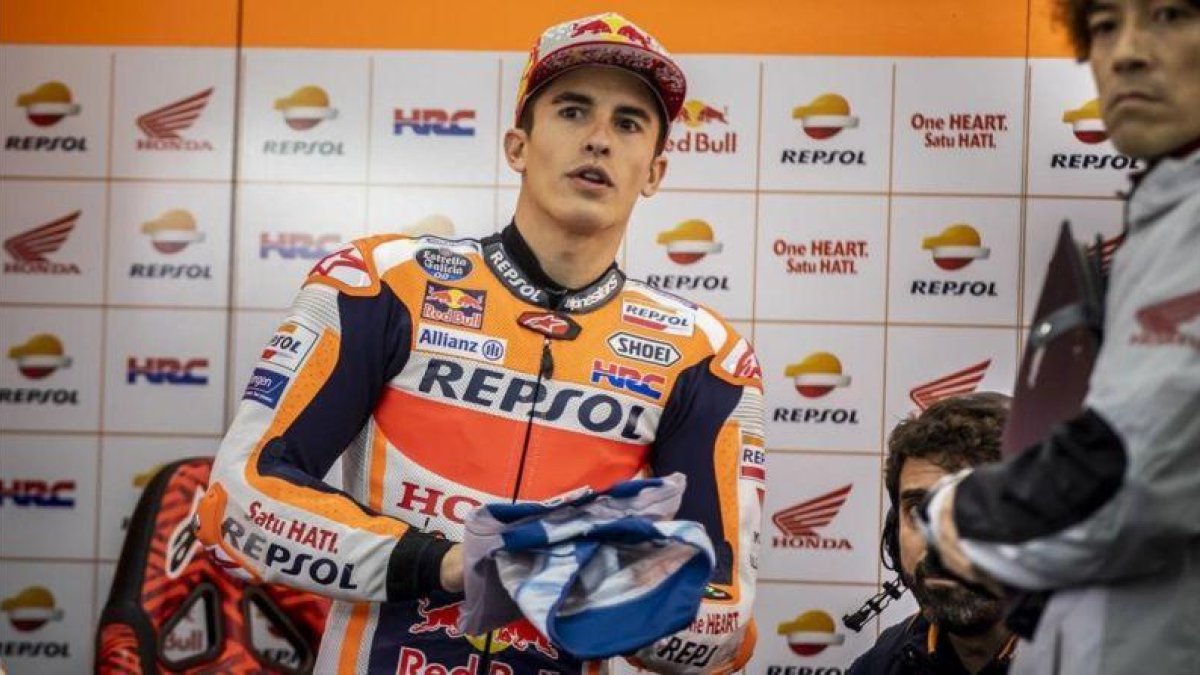 Marc Márquez se asoma a la pista de Cheste para ver si sigue lloviendo-MIGUEL LORENZO