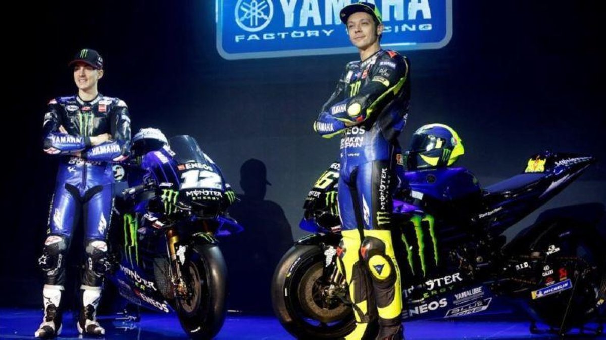 Maverick Viñales y Valentino Rossi, en la presentación del equipo Yamaha Monster, la semana pasada, en Yakarta.-EFE / ADI WEDA