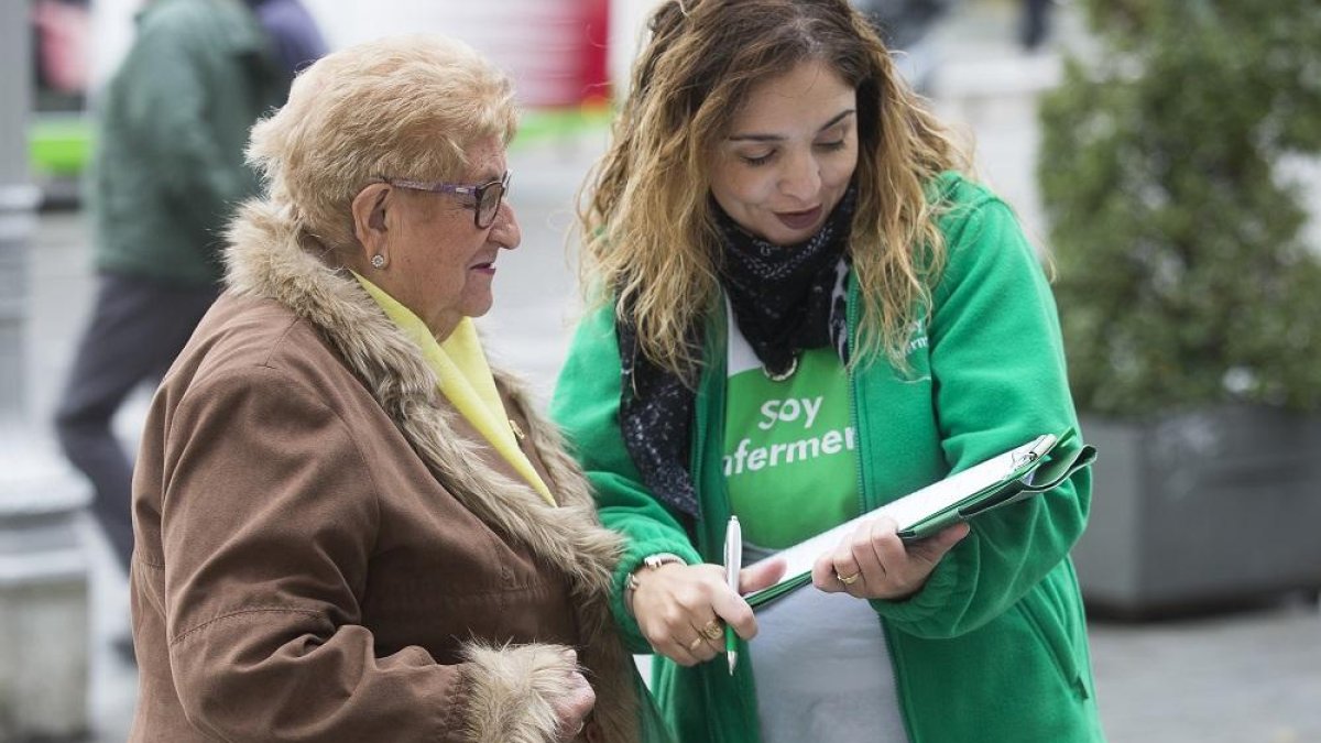 Una enfermera recoge firmas en la plaza Zorrilla de Valladolid.-ICAL