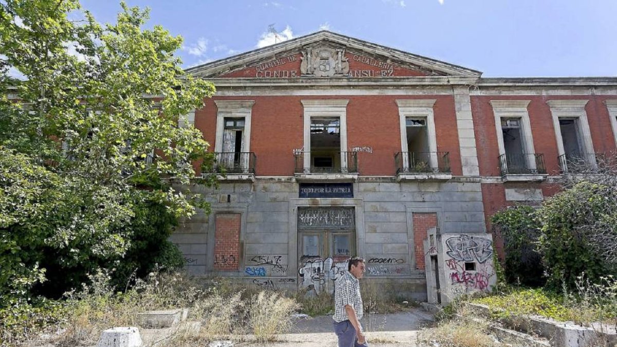Fachada del Cuartel de Caballería Conde Ansúrez, en lamentable estado de conservación.