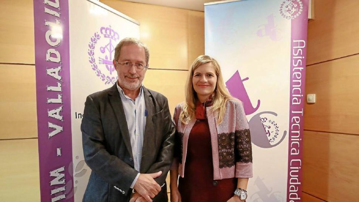 El concejal Saravia con la presidenta del Colegio de Ingenieros Industriales.-Ical