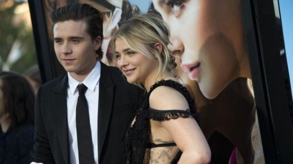 Chloe Grace Moretz y Brooklyn Beckham posan en California, el pasado mes de mayo.-AP / VALERIE MACON