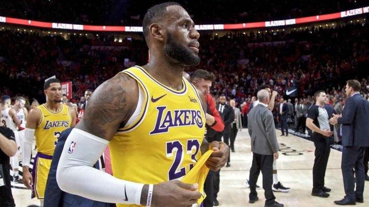 Lebron James con la camsita de los Lakers.-AP / CRAIG MITCHELLDYER