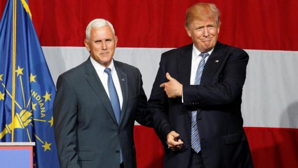El candidato republicano a la presidencia de EEUU, Donald Trump (derecha), junto con el candidato a vicepresidente, Mike Pence.-REUTERS / JOHN SOMMERS II