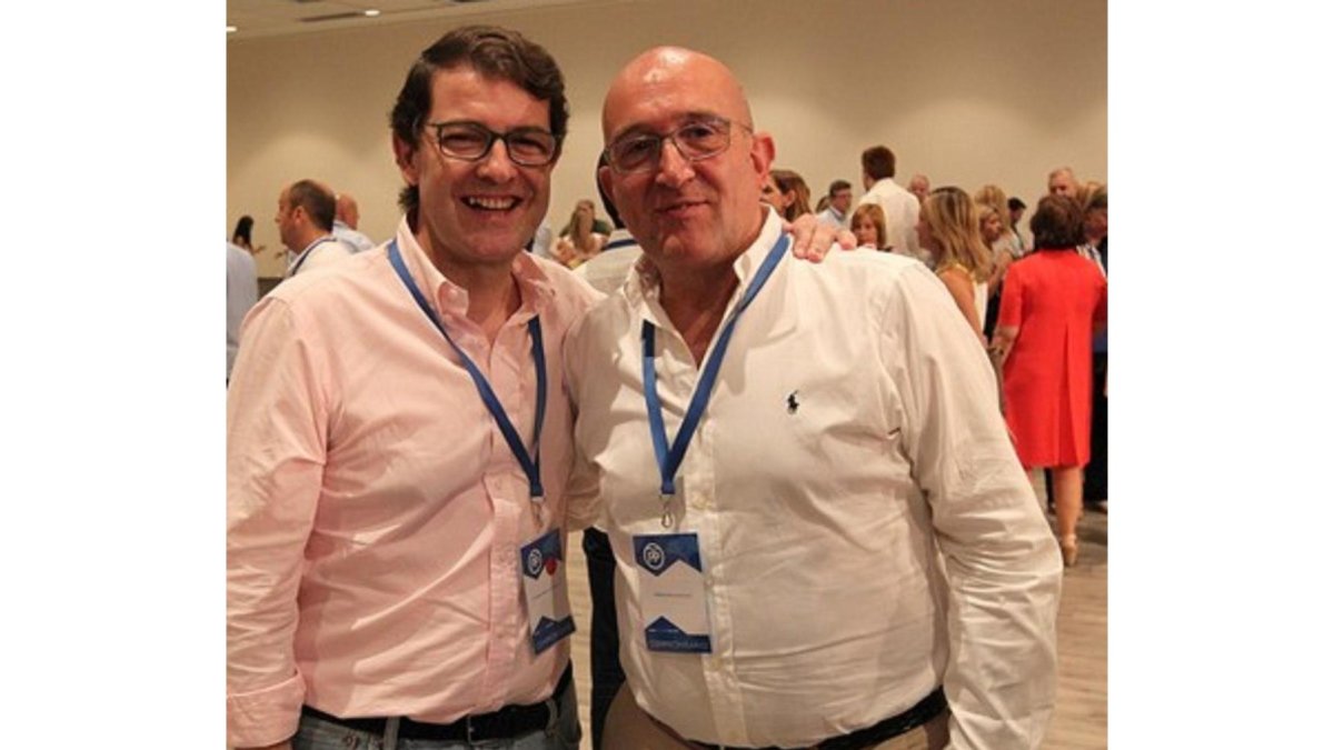 Jornada de clausura del XIX Congreso Nacional Extraordinario del PP en el que será elegido el nuevo presidente de la formación. El presidente del PP en Castilla y León, Alfonso Fernández Mañueco junto al presidente del PP en Valladolid,Carnero-Juan Lázaro / ICAL