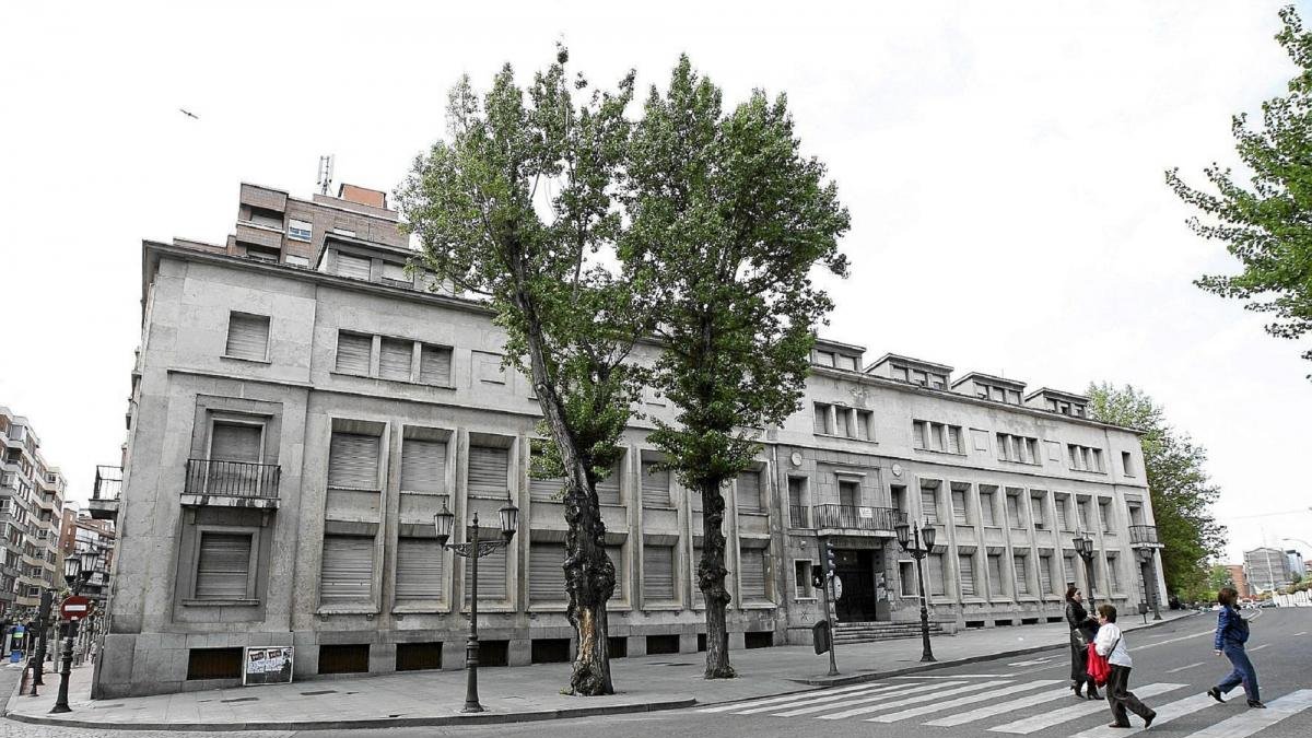 Antiguo colegio El Salvador, a punto de ser adquirido por un inversor para desbloquear el Campus de la Justicia.-J.M. LOSTAU