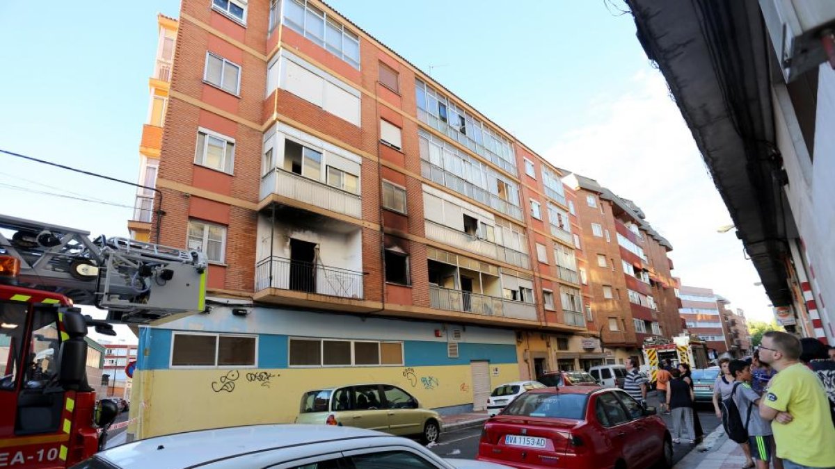 Incendio en una vivienda de la calle Mariano Miguel López.-ICAL