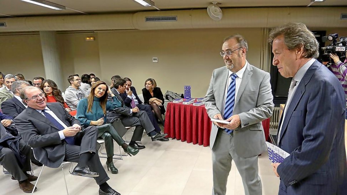 Juan Vicente Herrera bromea con Fernando Rey y De José Antonio de Santiago-Juárez, ayer, en la presentación del libro del consejero ‘Disculpe que Insista’.-ICAL