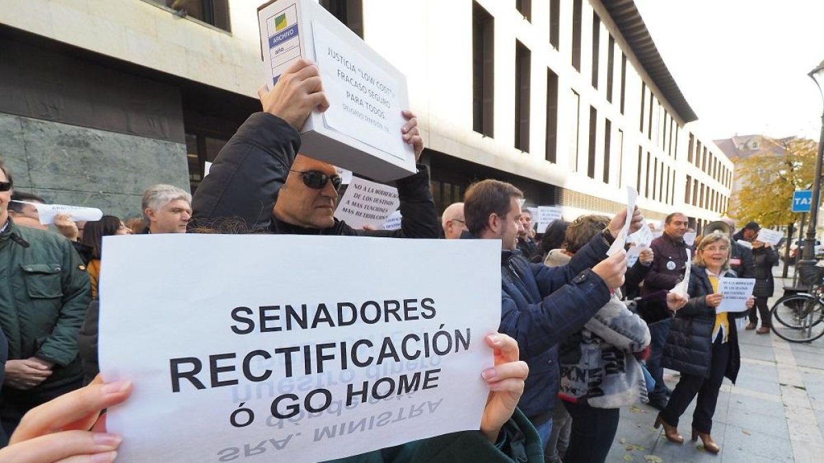 Concentración de los trabajadores de la administración de Justicia.-ICAL