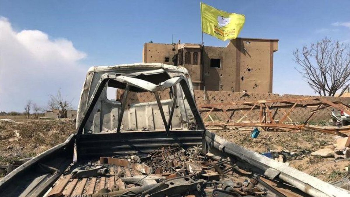 Bandera de las fuerzas democráticas de Siria en una casa de Baghouz, este sábado.-REUTERS / STRINGER