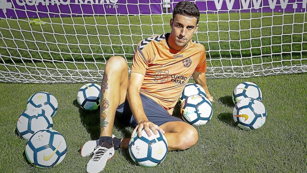 Mata posa junto a una de las porterías del estadio Zorrilla, ayer, al término del entrenamiento.-J. M. LOSTAU