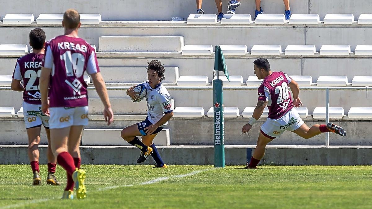 Tani Bay, el mejor jugador del partido, en el momento de lograr el último ensayo del VRAC.-PABLO REQUEJO
